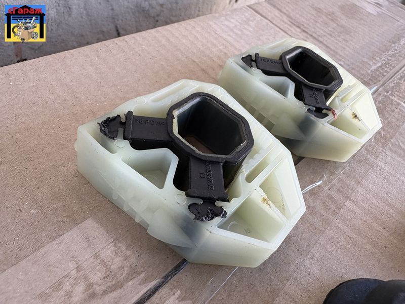 Комплект подушок радіатора VW Caddy, Golf, Jetta, Touran (04-) (K11789301) VIKA 00-00070480 фото